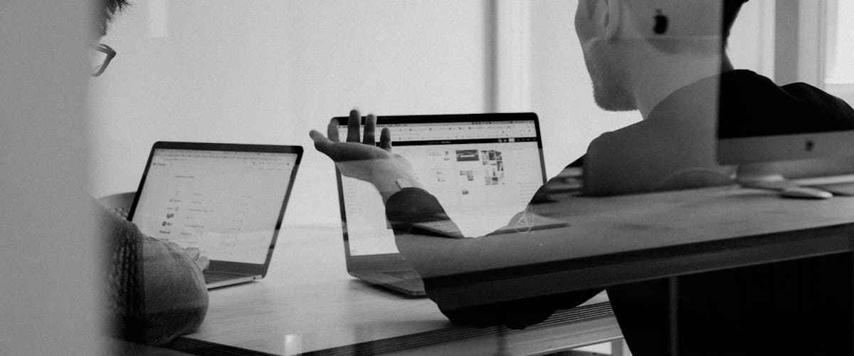 Équipe utilisant des outils collaboratifs cloud sur ordinateurs