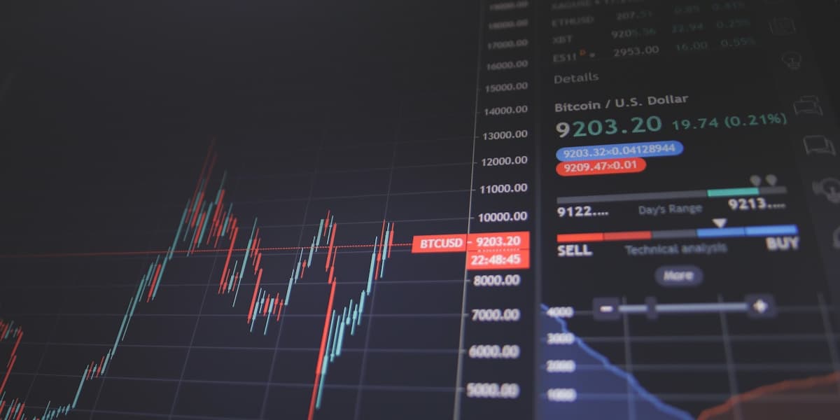 Entrepreneur analysant des statistiques de gestion d'entreprise