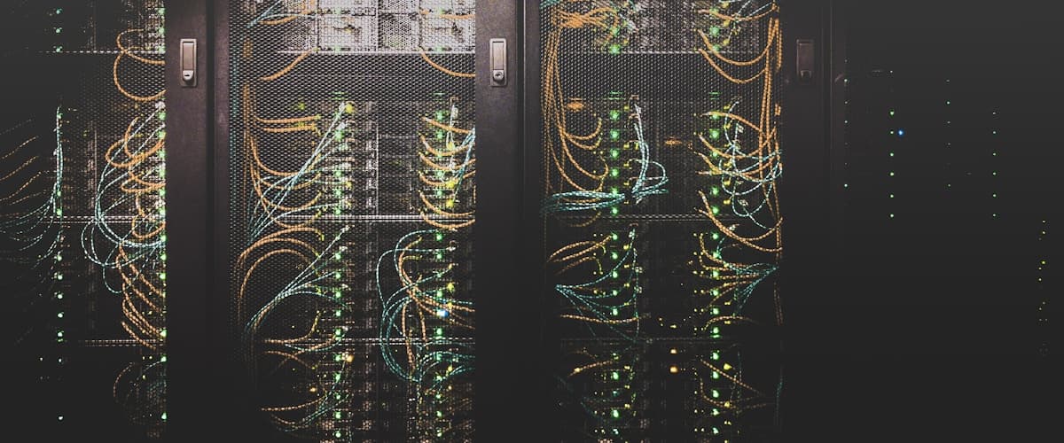 Infrastructure réseau télécoms avec serveurs et câbles