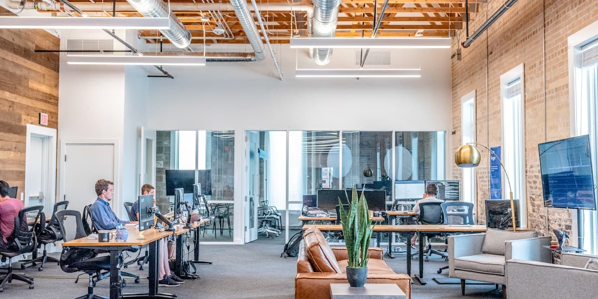 Équipe professionnelle utilisant des smartphones et tablettes en entreprise