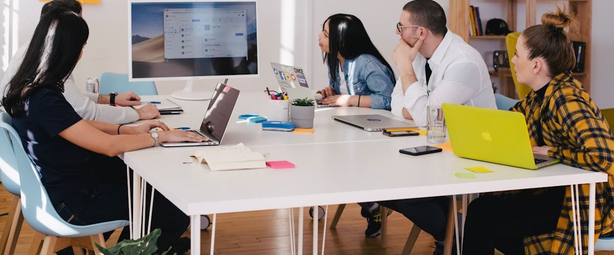 Équipe analysant des données sur tableau blanc