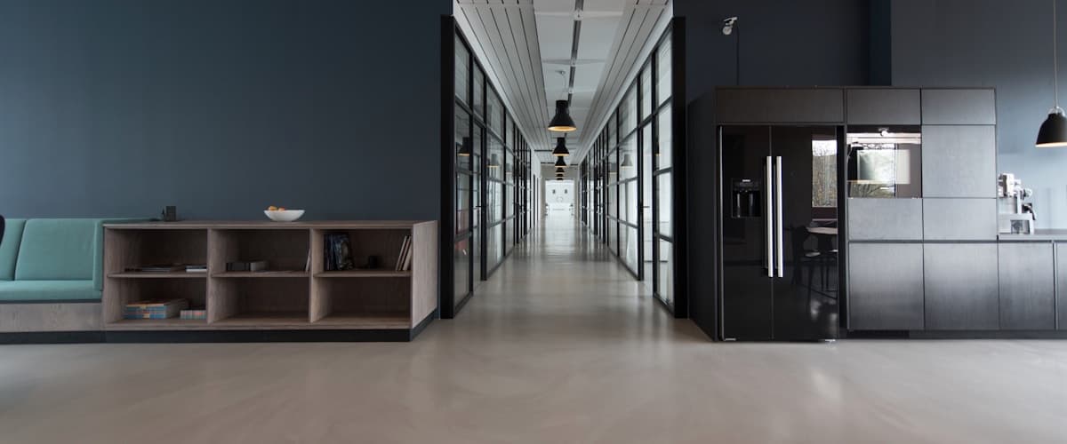 Espace de travail moderne avec équipements de communication