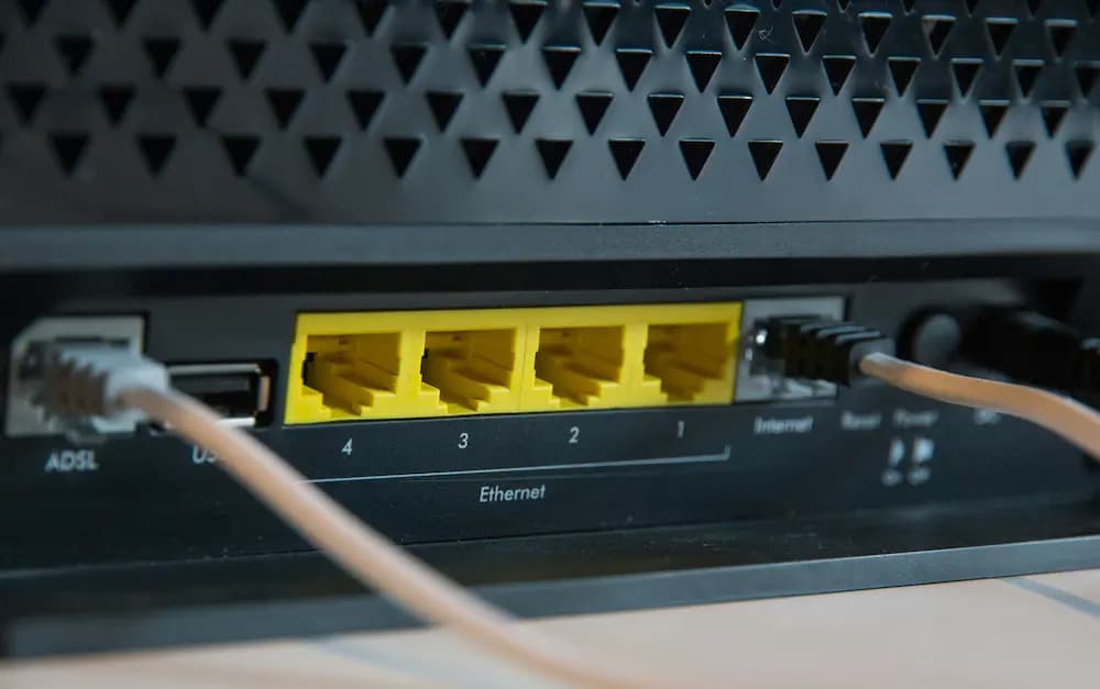 Panneau de contrôle routeur WiFi avec indicateurs de statut connectivité et backup