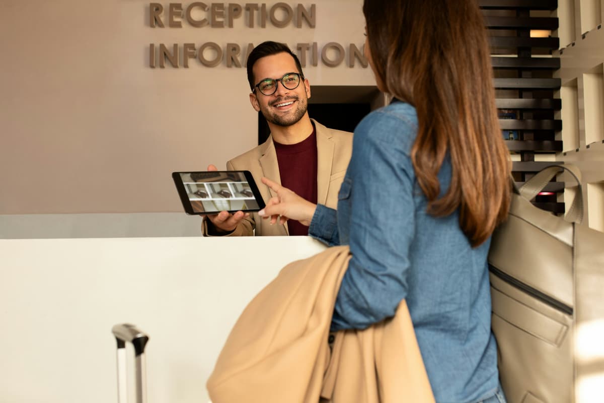 Réception d'hôtel moderne avec système de communication professionnel