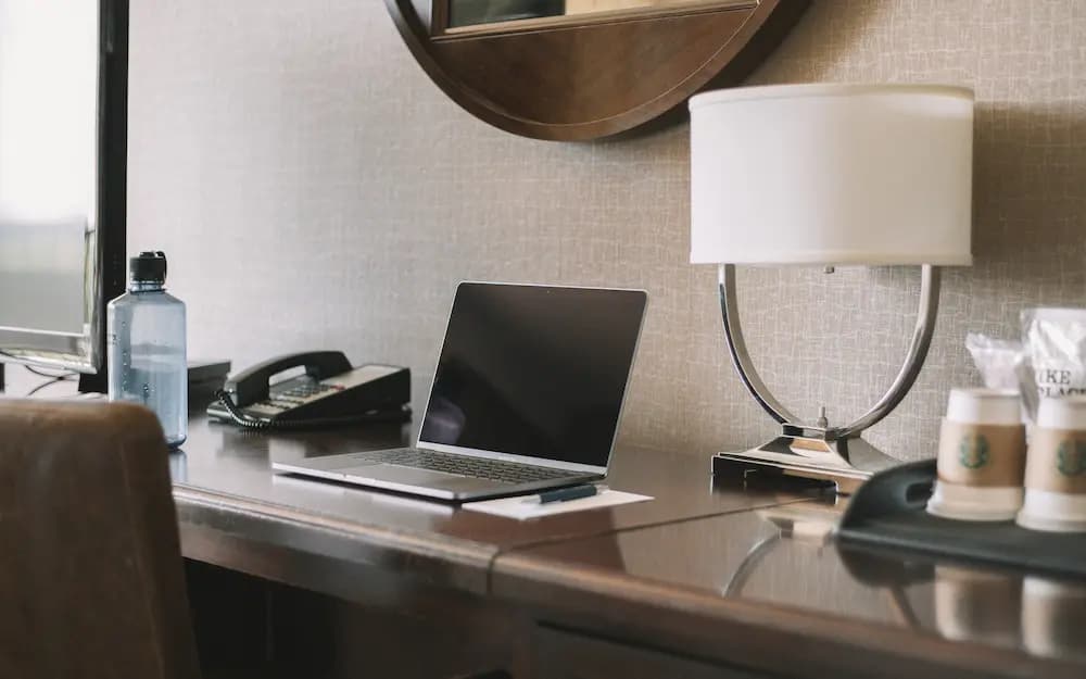 Espace de travail moderne dans une chambre d'hôtel avec laptop et WiFi haute performance