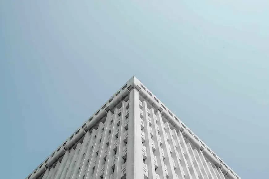 Bâtiment moderne multi-sites - Infrastructure télécom unifiée pour entreprises