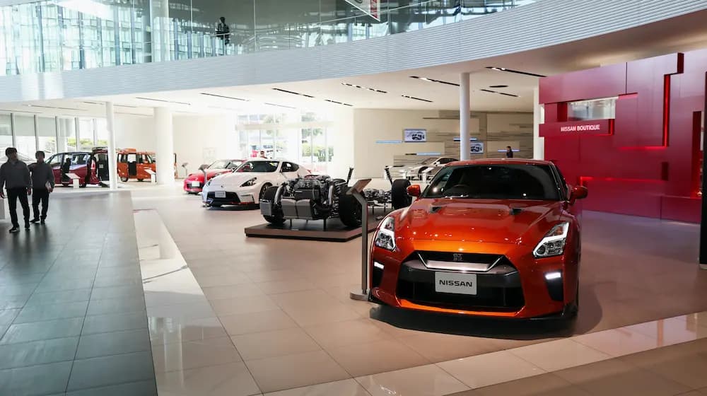 Showroom de concession Nissan avec véhicules exposés