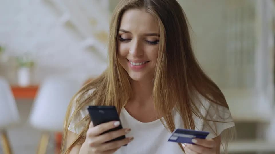 SMS Marketing - Femme utilisant son smartphone pour des achats en ligne